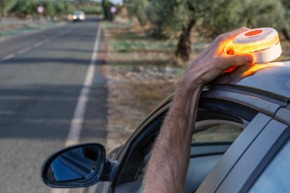 La baliza V-16 conectada se activa desde dentro del vehículo y solo envía la ubicación a la DGT, pero no contacta con los servicios de emergencia.