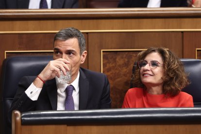 El presidente del Gobierno, Pedro Sánchez, y la vicepresidenta primera y ministra de Hacienda, María Jesús Montero, en el Congreso.