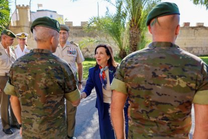 Robles saludando a unos militares.