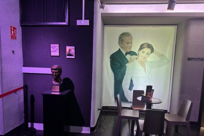 El busto de Andrés Pajares está junto al panel homenaje a Arturo Fernández.