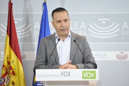 El portavoz de Vox en la Asamblea de Extremadura, Óscar Fernández Calle, en rueda de prensa.