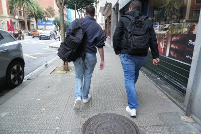 Agentes de la Unidad Central Operativa (UCO) de la Guardia Civil abandonan la sede de la empresa Acciona, en Bilbao.