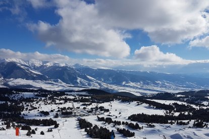 Panorámica de Font-Romeu completamente nevada, una estampa alpina perfecta para disfrutar del esquí.