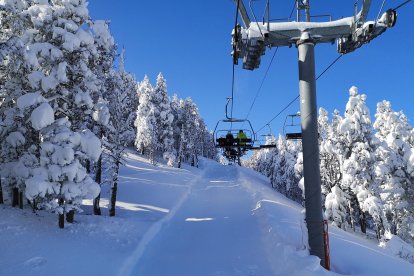 Nieve recién caída en Formiguéres, una vista impactante desde su telesilla.