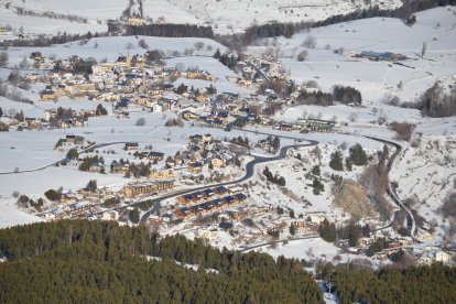 Vista del pueblo de Saint-Pierre-dels-Forcats nevado desde Cambre d’Aze, un paisaje pirenaico inolvidable.