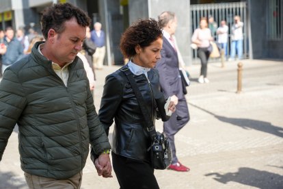 Los padres de Sandra Peña salen, tras declarar en calidad de testigos .