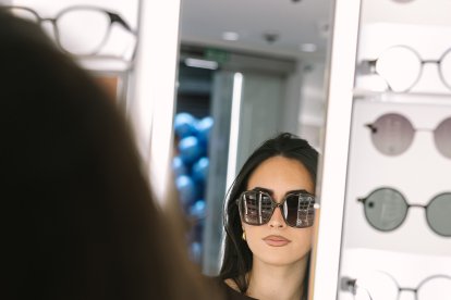 Un momento decisivo: encontrar la montura que mejor refleja tu personalidad.