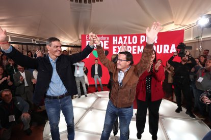 Pedro Sánchez y el candidato del PSOE de Extremadura y ya exlíder del PSOE en la región, Miguel Ángel Gallardo