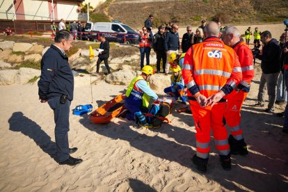 El consejero de Sanidad, Presidencia y Emergencias, Antonio Sanz, observa una escena de rescate desarrollada dentro del simulacro de emergencias.