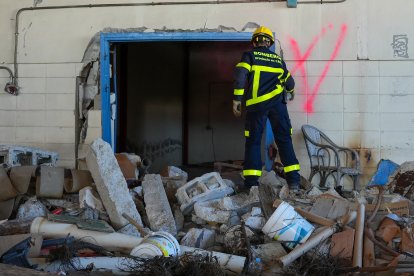 La Unidad Militar de Emergencias (UME) junto a bomberos y sanitarios, en unas prácticas de búsqueda de desaparecidos dentro del simulacro 'Respuesta 25'.