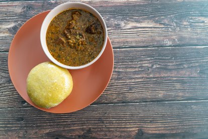 Así luce el plato favorito de Rosalía: fufú con sopa de egusi, una receta africana densa, picante y perfecta para el frío.