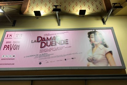 Fachada del Teatro Pavón con La Dama Duende