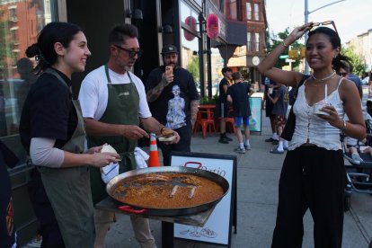 Edu Torres sirve arroz en Nueva York.
