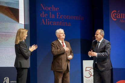 El empresario Enrique Ballester Chofre de Benidorm recibiendo la Medalla de Oro y Brillantes