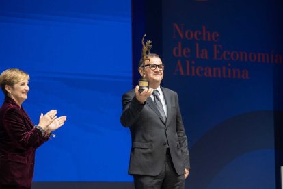 El premio a la Industria ha sido para Aiscan de Biar, una empresa referente nacional en canalización eléctrica. Esta categoría distingue a las empresas que consolidan el progreso y mantienen vivo el pulso industrial de la provincia.