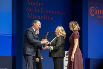 El premio a la Internacionalización es para Suchiar de Santa Pola. Esta categoría reconoce a las empresas que han llevado la calidad y el talento alicantino más allá de las fronteras de Alicante. La compañía Suchiar lo ha hecho en tiempo récord, conectando Santa Pola con mercados de Europa, América y Asia.