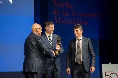 En el ámbito de la Innovación Empresarial el premio es para Avincis Aviation de Mutxamel. Este reconocimiento distingue a las empresas que abren camino y demuestran que con visión y desarrollo es posible liderar desde esta provincia ámbitos de alta exigencia. La empresa reconocida este año opera en uno de los entornos más críticos, las misiones aéreas de emergencia, donde la innovación puede marcar la diferencia.