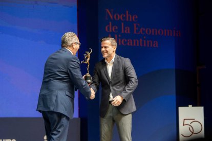 En la categoría de Turismo el galardón es para CDV, una empresa tecnológica alicantina que ha revolucionado la conectividad turística con una plataforma que integra producto aéreo, ferroviario y hotelero. Este premio reconoce el impulso y contribución a fortalecer la competitividad del destino Costa Blanca.