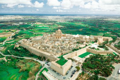 Mdina, la ciudad silenciosa, con sus murallas y la Concatedral de San Pablo al fondo.
