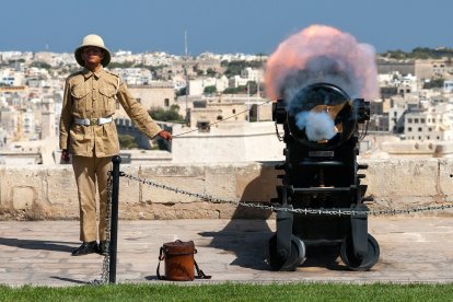 Batería de Saludos: un militar dispara el cañón ceremonial sobre el Gran Puerto.