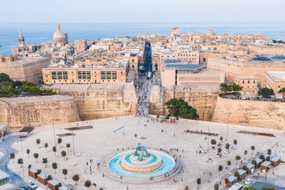 La Valletta con la Fuente de los Tritones en primer plano y el mar al fondo.