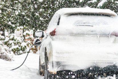 Coche eléctrico cargando la batería