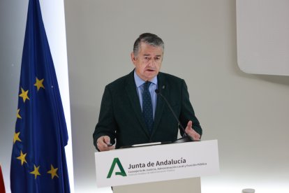 El consejero de Sanidad, Presidencia y Emergencias de la Junta de Andalucía, Antonio Sanz, presenta el Plan Integral de Atención Temprana de Andalucía.