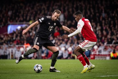 Harry Kane en un duelo con Mosquera.