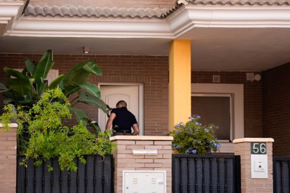 Agentes de la Unidad Central Operativa (UCO) en el domicilio de uno de los detenidos por el 'caso Mascarillas'.
