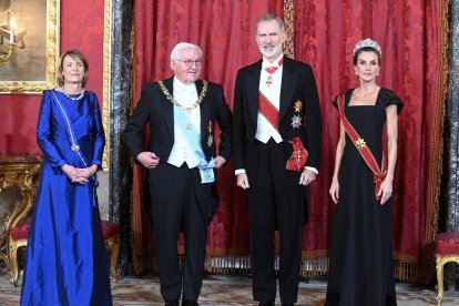 Los Reyes, Don Felipe IV y Doña Letizia, junto al Presidente de Alemania, Frank-Walter Steinmeier y su esposa, Elke Büdenbender.