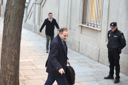 El exministro José Luis Abalos llega al Tribunal Supremo el 27 de noviembre de 2025.