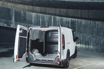El modelo ofrece hasta 4,4 m³ de capacidad, 790 kg de carga útil (690 kg con batería de largo alcance).
