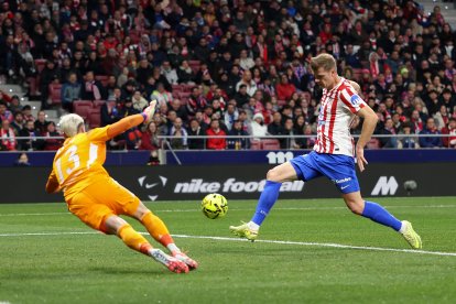 Alexander Sorloth anota su primer gol de la noche con un remate cómodo para adelantar a su equipo