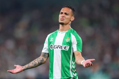 SEVILLE, SPAIN - NOVEMBER 06: Antony of Real Betis reacts during the UEFA Europa League 2025/26 League Phase MD4 match between Real Betis Balompie and Olympique Lyonnais at La Cartuja de Sevilla on November 06, 2025 in Seville, Spain. (Photo by Fran Santiago/Getty Images)