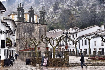 En Grazalema, la lluvia no interrumpe la vida, la acompaña. Su plaza principal, entre montañas y niebla, refleja la armonía entre arquitectura tradicional y clima extremo.