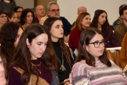 Padres y familiares de los estudiantes premiados llenaron la Sala Cívica del Antic Mercat de Torrent.