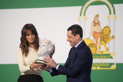 El presidente de la Junta de Andalucía, Juanma Moreno, junto a la periodista Isabel Jiménez, participan en el acto institucional del Día de la Bandera.