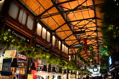 Los mercados madrileños en Navidad: luces, plan de día y el regreso del aperitivo como ritual social.