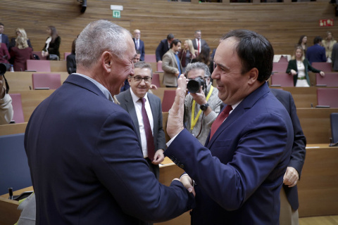 El síndic de Compromís, Joan Baldoví, con el presidente de la Generalitat, Juanfran Pérez Llorca.