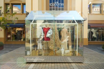Instalación de Raúl del Chano en una de las Glass House de Las Rozas Village dentro del proyecto Mano a Mano – Fibras Naturales, donde dialogan moda y artesanía contemporánea.