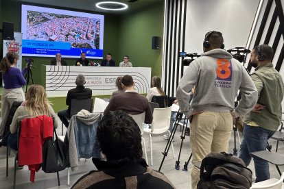 Ciudadanos y medios informativos en la presentación de Bernabé Cano.