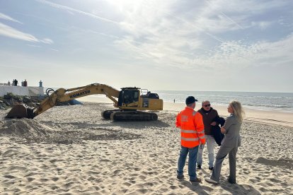 Visita de la subdelegada del Gobierno en Huelva, María José Rico, a la playa de Matalascañas.