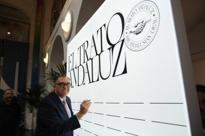 El consejero de Turismo y Andalucía Exterior, Arturo Bernal, presentando la campaña  'El Trato Andaluz'.