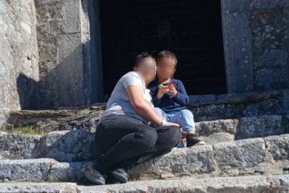 El pequeño Lucca junto a su madre en una foto compartida por esta en redes sociales