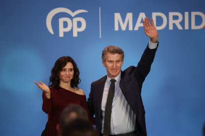 El presidente del Partido Popular, Alberto Núñez Feijóo, y la presidenta de la Comunidad de Madrid, Isabel Díaz Ayuso, en la cena de navidad del PP de Madrid.