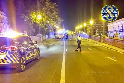Imagen del corte de tráfico en el Puente de San Bernardo tras el accidente del domingo.