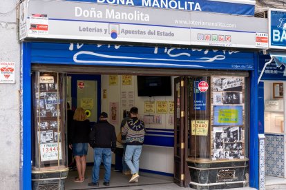Doña Manolita, la administración más legendaria de España, es sinónimo de ilusión navideña: cada año concentra largas colas por su fama de repartir más veces el Gordo.
