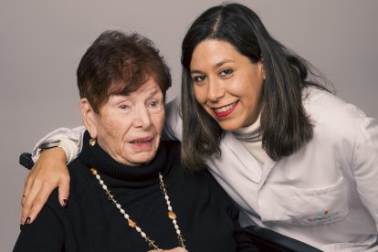 La doctora Erika Torres, jefa del servcio de Neurología del Hospital Quirónsalud Torrevieja junto a una paciente de AFA.
