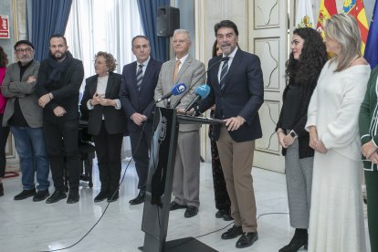 El alcalde, acompañado por miembros de la corporación, dirigió unas palabras a los presentes el el tradicional brindis navideño.