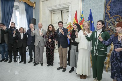 Otro momento del brindis celebrado en el Salón Azul del Ayuntamiento de Alicante.